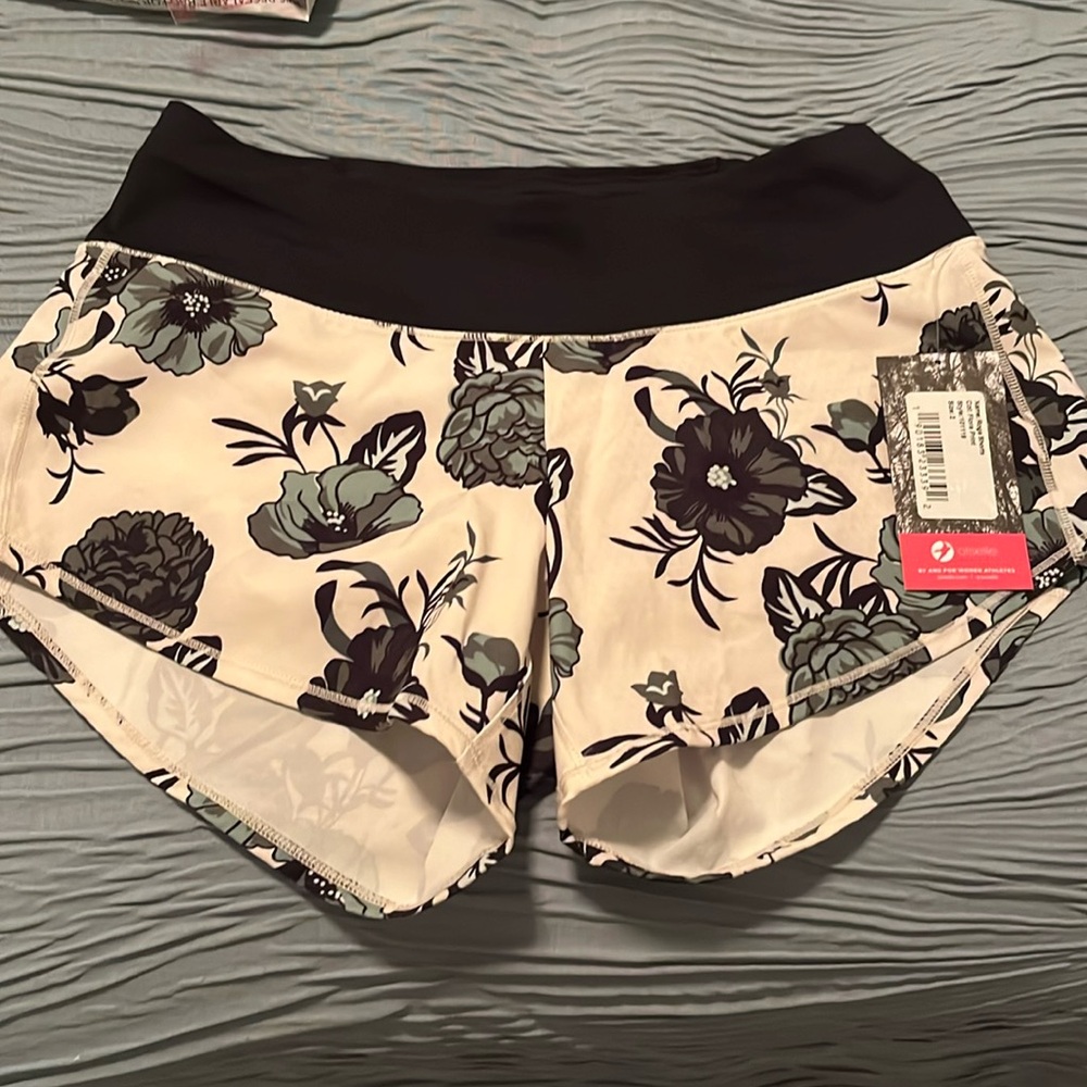 Oiselle roga shorts in flora print size 2